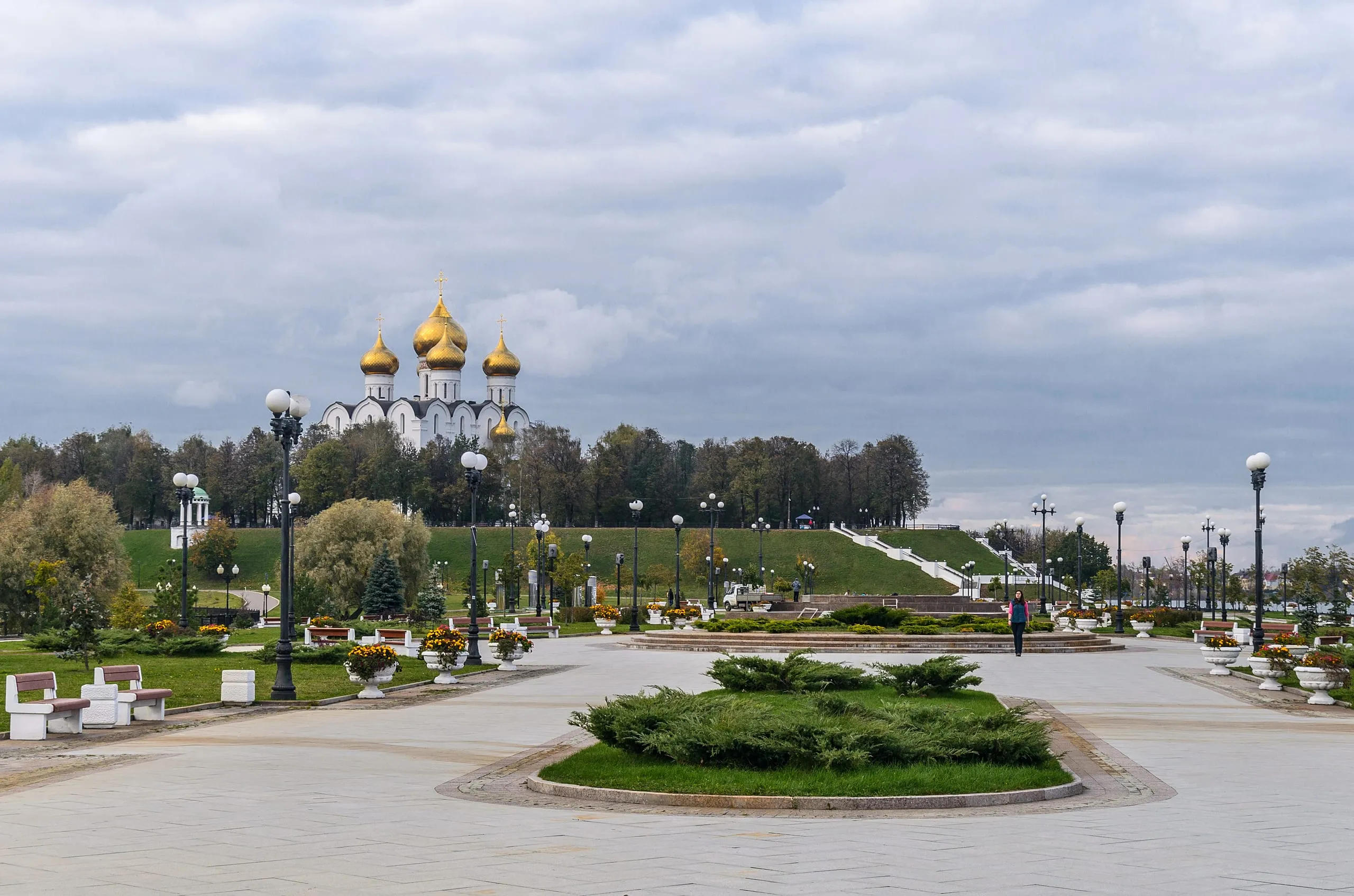 Die goldenen Kuppeln der Uspenski-Kathedrale über dem Strelka-Park in Jaroslawl