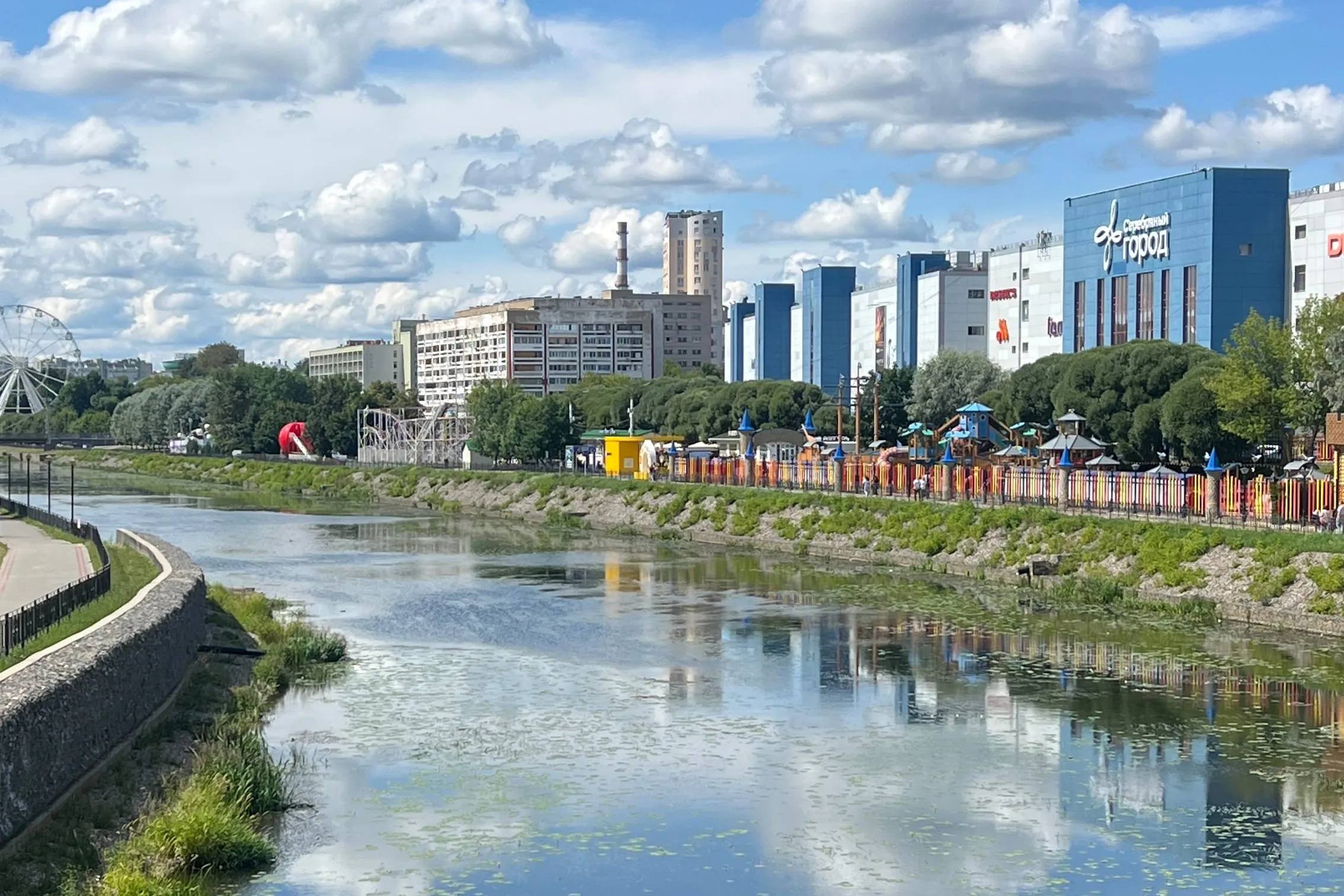 Die Uwod in Iwanowo, dahinter die Promenade mit Spielplatz und die Hochhäuser der Stadt