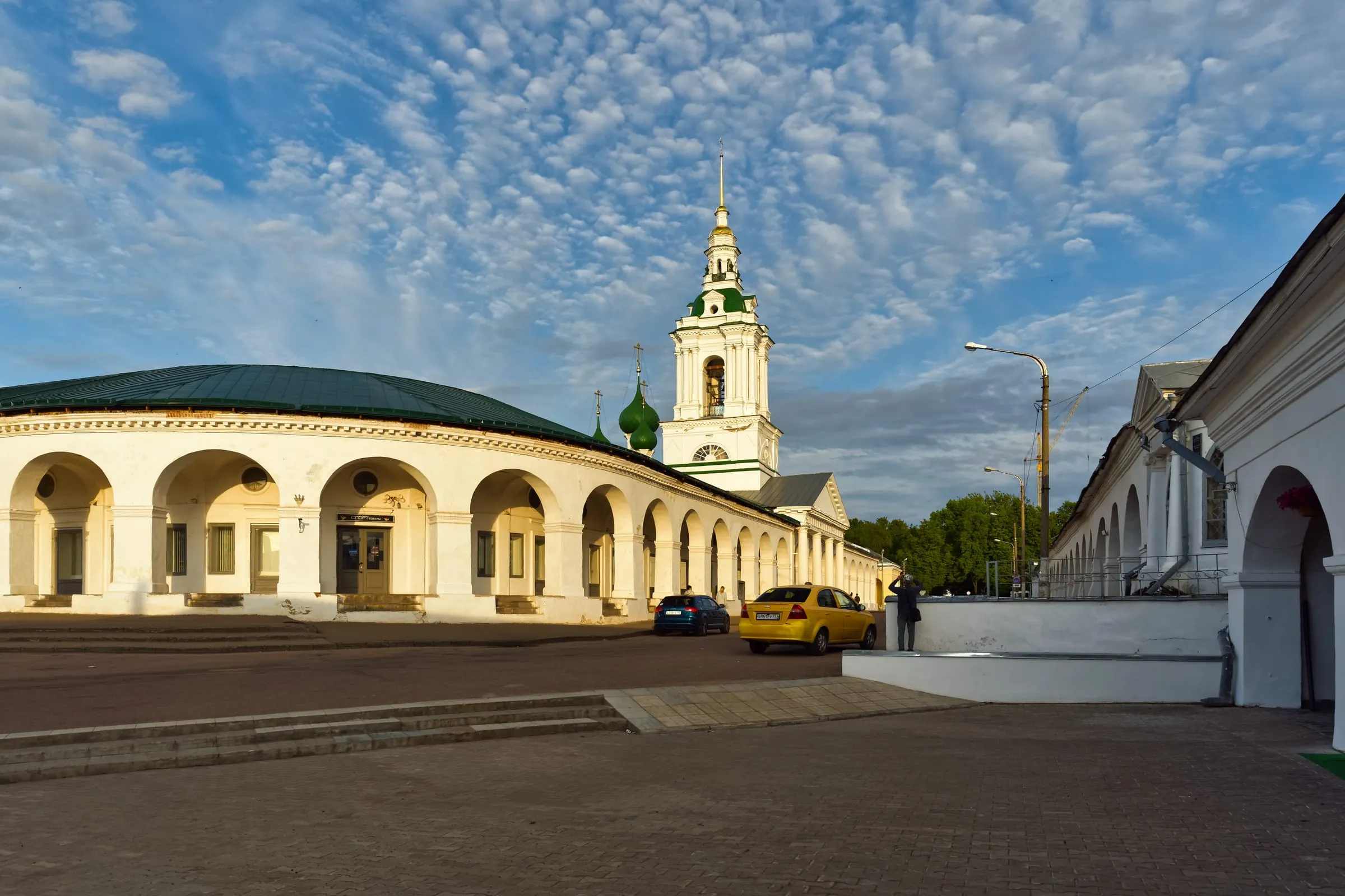 Die Handelsreihen von Kostroma im Abendlicht, dahinter der Glockenturm der Erlöserkirche