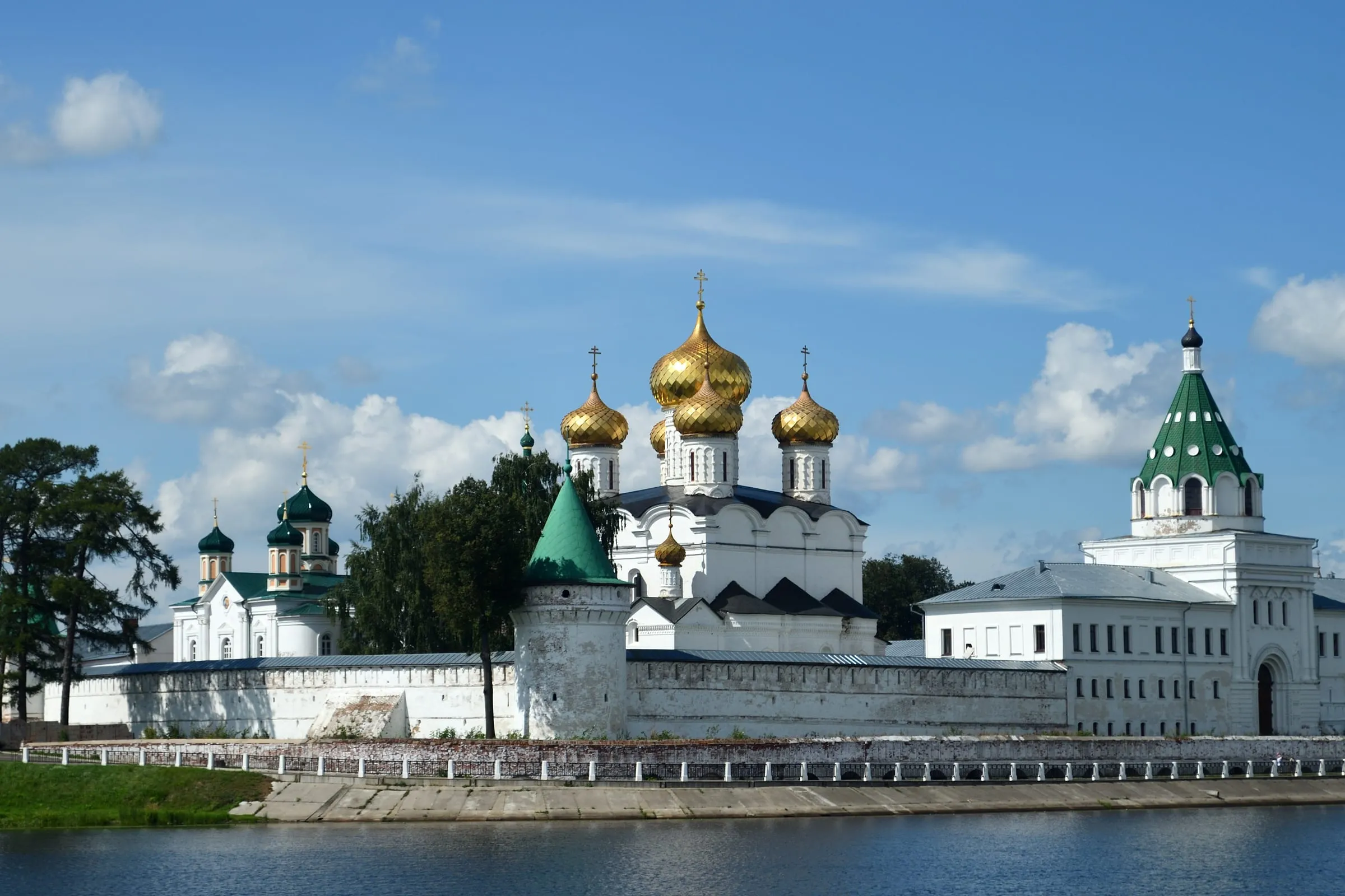 Das Ipatios-Kloster in Kostroma vom Wasser aus, weiße Mauer und die goldenen Kuppeln der Dreifaltigkeitskathedrale