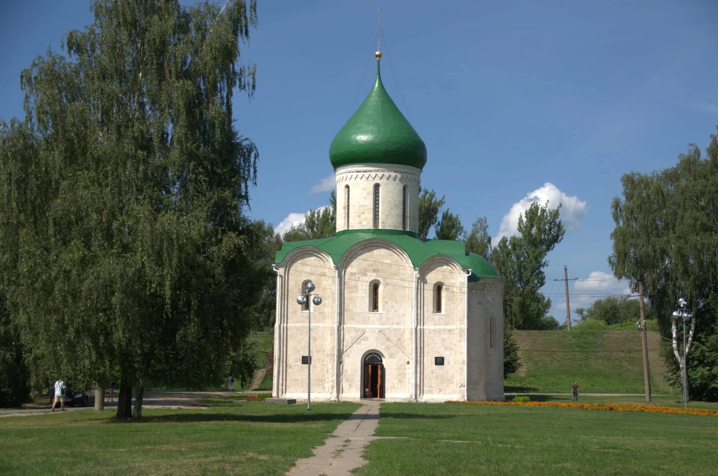 Die weiße Verklärungskathedrale von 1152 mit ihrer grünen Kuppel auf dem Roten Platz in Pereslawl-Salesski