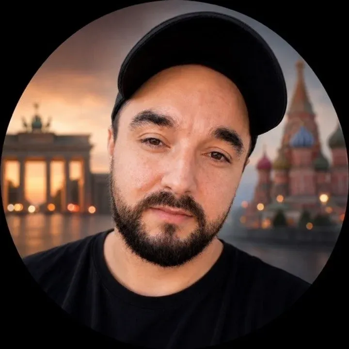 Porträt von Artur mit Cap und Bart, im Hintergrund das Brandenburger Tor und die Basilius-Kathedrale