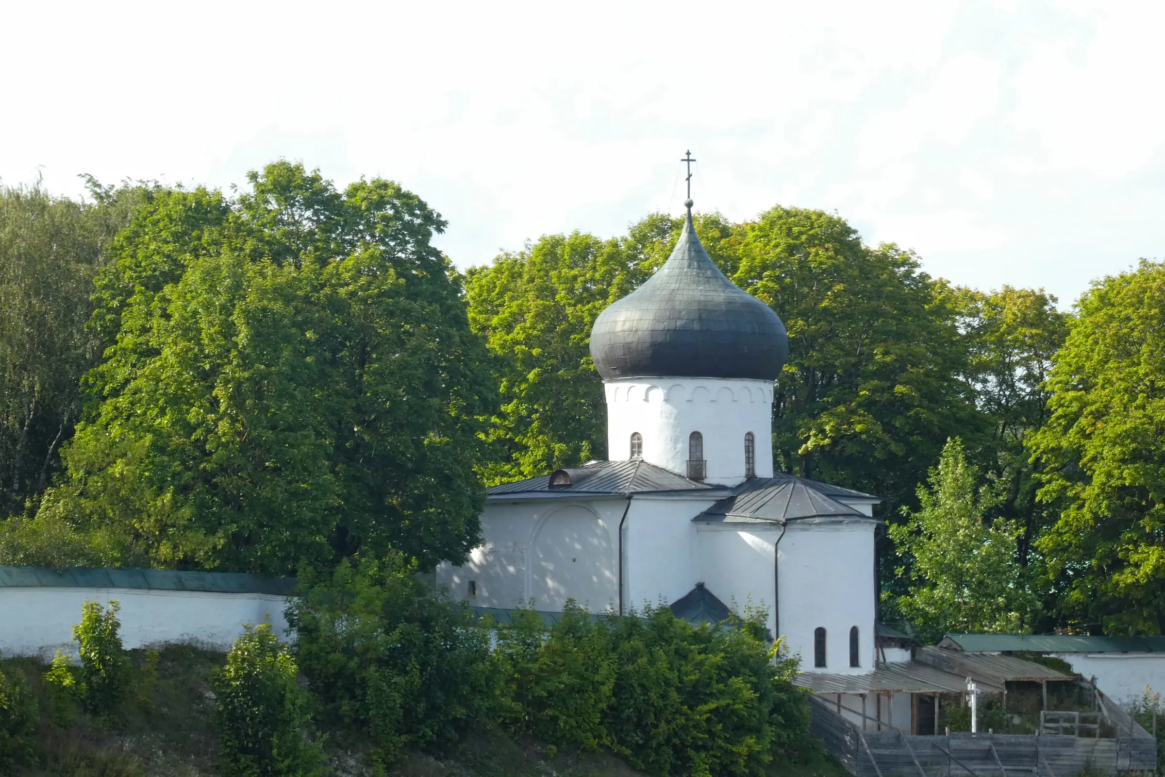 Die Verklärungskathedrale des Mirosch-Klosters in Pskow mit ihrer dunklen Kuppel