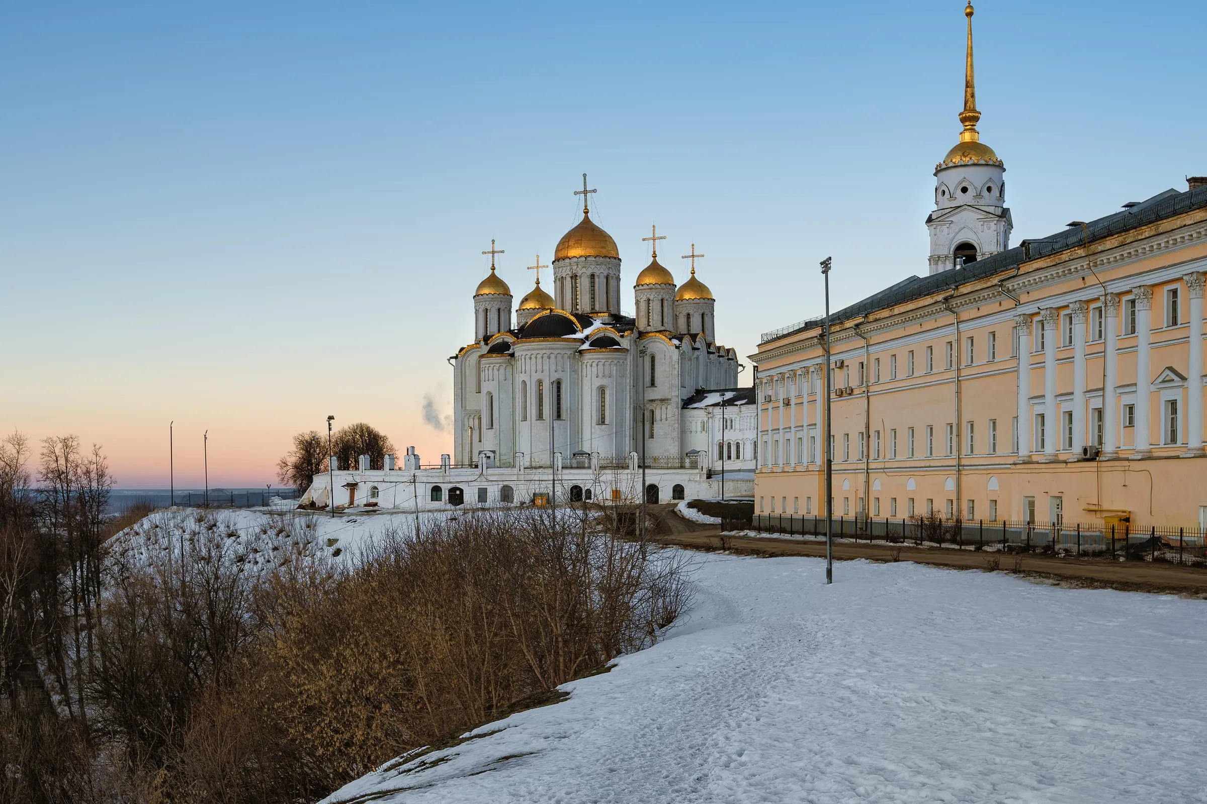 Die Uspenski-Kathedrale in Wladimir auf dem Kamm über der Stadt, kurz vor Sonnenaufgang